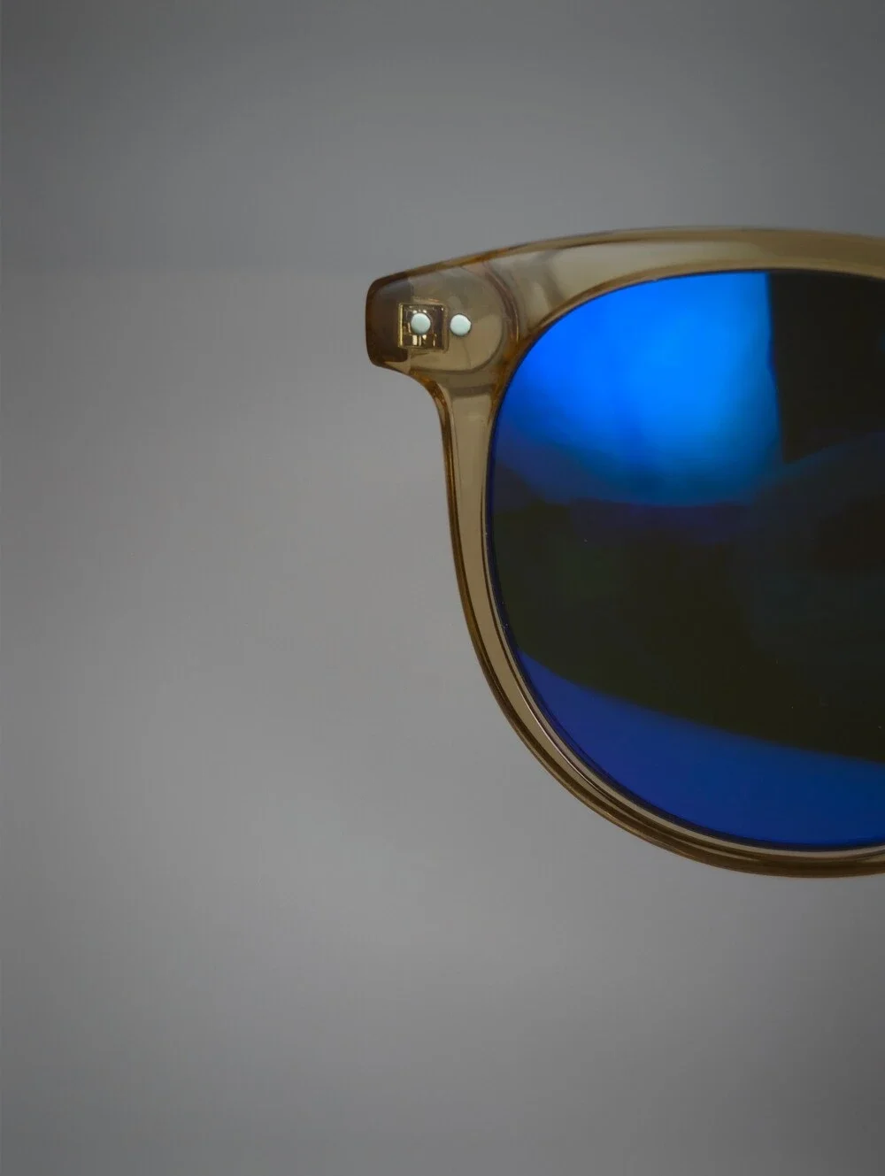 Seah. Amber Light Brown Frame. Round Lens.